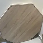 طاوله كبيره ومعها اربع طاولات صغار ضيافه