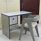 مكتب وكرسي جديدين