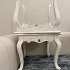 كونسول وطاوله وشجرة مضيئة لوجهه الله