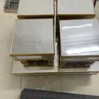 طاولة زجاج مع اربع خدمات على السوم