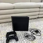 سوني 4 نظيف ومعه يدينه الاثنتين نظيفه وشاحن