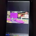 شاشه طواليه وايضا تجي جانبيه قاعدتها موجوده