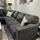 كنب زاوية بحرف L مع طقم طاولات و كرسي جانبي  للبيع المستعجل