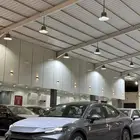 تويوتا كامري LE هايبرد الوان رمادي موديل 2025