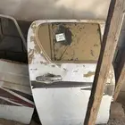 باب هايلكس فيه طقه بسيطه