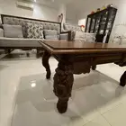 كنب رمادي كبير مع طاولات