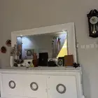 طاولة طعام مع 6 كراسي وبوفيه اللون ابيض والرصاصي