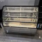 ثلاجة عرض حلويات