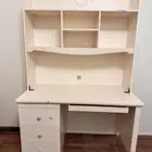 مكتب دراسي مع كرسي