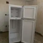 ثلاجه للبيع مع كامل اغراضه