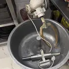 يوجد عجانه ومكينه فرم فطاير وبيتزا نظيفه جدا
