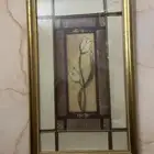لوحة فنية للديكور مزخرفة بإطار ذهبي أنيق