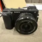 للبيع كاميرا سوني A6400 شبه جديدة مع عدسة 50 MM