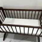 للبيع سرير اطفال نظيف وعملي هزاز وثابت من سنتر بوينت