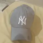 للبيع كاب نيو ايرا رصاصي على السوم والله العظيم اصلي