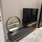 مكتبة تلفزيون مع رف