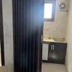 مطبخ صغير وستائر مكتبية