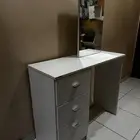 طاولة مع مرآة