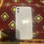 جوال ايفون 11 للبيع استخدام شهرين ونص فيه كسر امامي