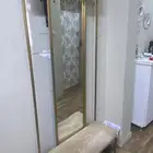 مدخل لونه بيج عليه علاقات وتحت جزء مخصص للاحذيه كما موضح