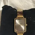 ساعة انيقة وفخمة بتصميم كلاسيكي