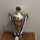 كأس ذهبي بحاله ممتازه مع ميداليتين