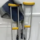 عكازات ومشد للظهر ( لوجه الله لمن يحتاجه ) ( تم تسليمها  )