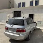 كيا كارنز 2006 مع لوحة