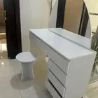 تسريحه مستعمله بحاله جيده وطاولةتلفزيون تحتاج مثبت حديد