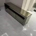 طاولة تلفزيون وطاولة في النص