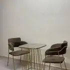 كرسي وطاولة