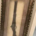 لوحة داخل سلاح