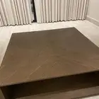طاولة كبيره ولونه مميز