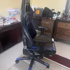 كرسي قيمنق نظيف لونه ازرق