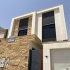 دور ارضي فاخر مودرن بمساحة فلة مدخلين و حوش خاص حي غصون