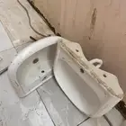 مغاسل عدد 2وشبابيك مكيفات عدد 2 كرسي افرنجي 1 اكرمكم الله