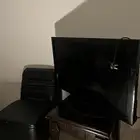 تلفزيون شاشه مع طاوله و كرسي جلد للبيع ب 200 ريال