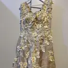 فستان مفصل ينفع اسمول وينفع ميديم فيه حبل ورا لبسه وحده فقط