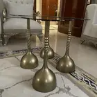 اربع طاولات تقديم نظيفة