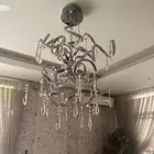 ثريات فضي وذهبي وستائر فاخره ومغسلة مع المرايا