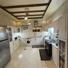 مطبخ متكامل نظيف جدا  و شبه جديد للبيع