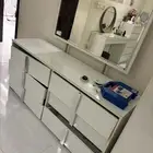 قطع اثاث مستعمل تلفزيون 65 بوصه شغال فيه خط ازرق بسيط ومدخل