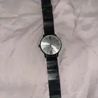 ساعه للبيع حاله الجديد يحتاج لها احجار فقققط على السوم