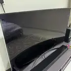 شاشه تلفزيون سامسونج وطاولة تلفزيون وسماعه