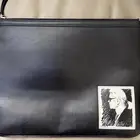 شنطة من ماركة كارل