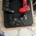 ps4 مع ثلاث يدات