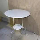 طاولة وشجرة