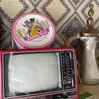 تلفزيون صغير الحجم قديم وشغال