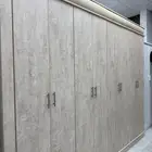 دواليب الملابس مستعملة نظيفة في غرف نوم