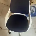 كرسي ايكيا  زي في الصورة